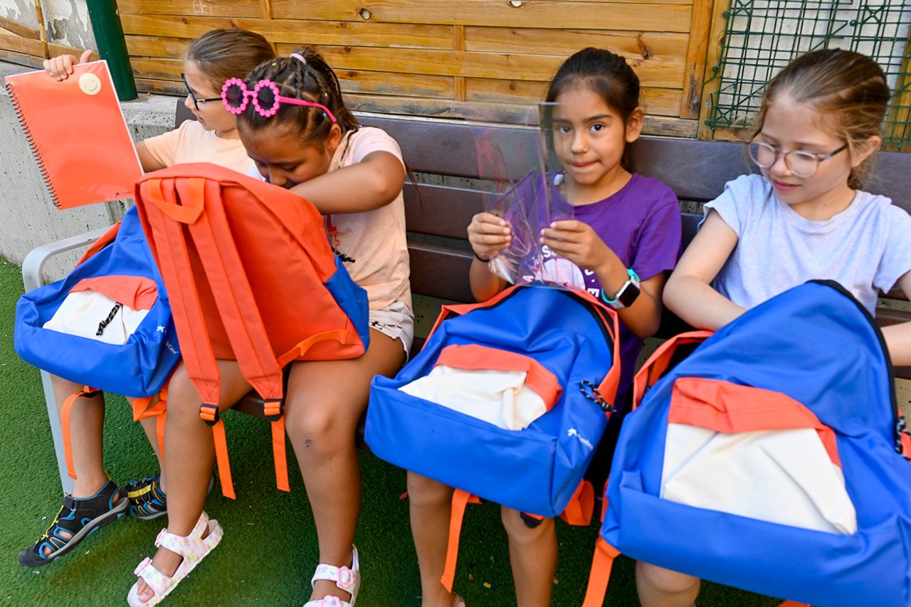 Usuarias del programa CaixaProinfancia con su nuevo material escolar. © Fundación ”la Caixa”