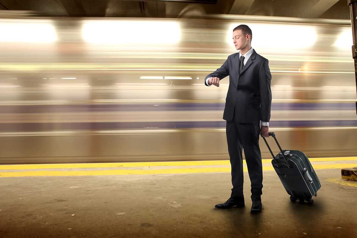 Что делать если опоздал на поезд. Человек с чемоданом. Мужчина с чемоданом. Убегающий человек с чемоданом. Бежит с чемоданом.