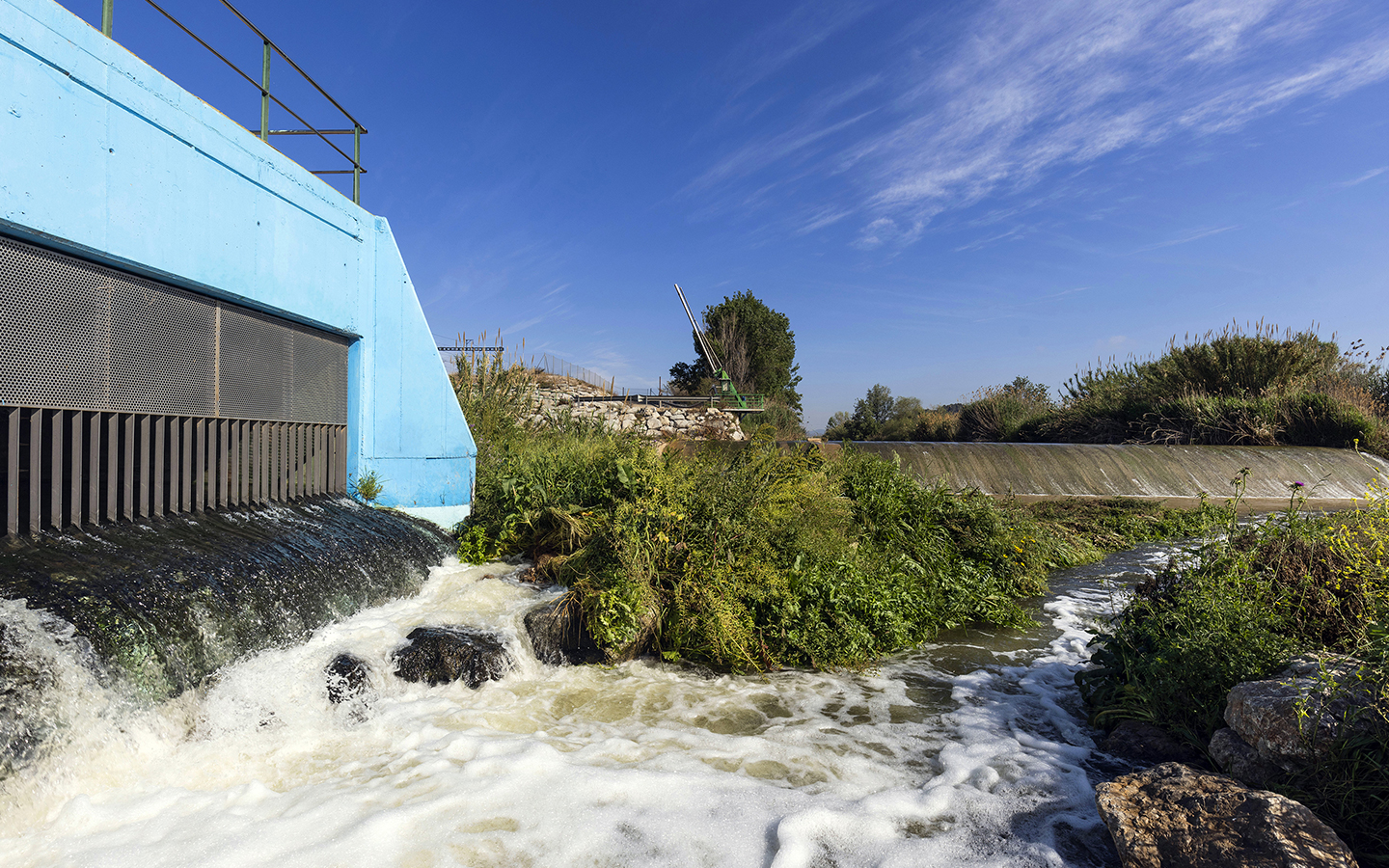 Punto en Molins de Rei donde el agua regenerada se añade al caudal del río Llobregat.