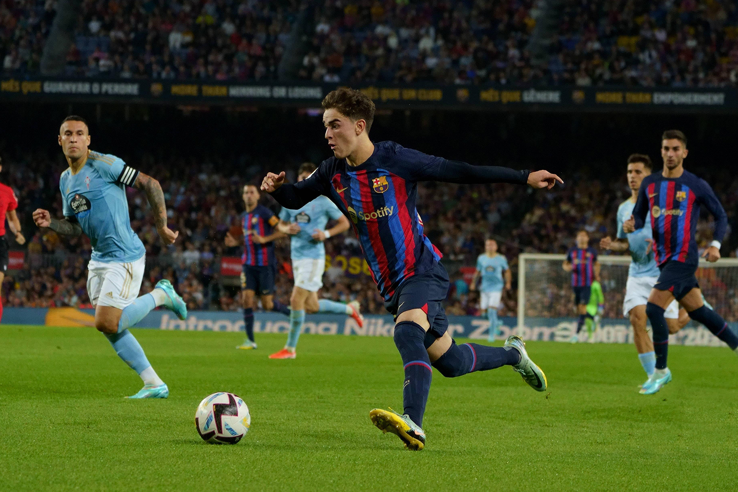 Gavi dispara a portería durante el encuentro que enfrentó al FC Barcelona con el Real Club Celta de Vigo - Foto: LaLiga.